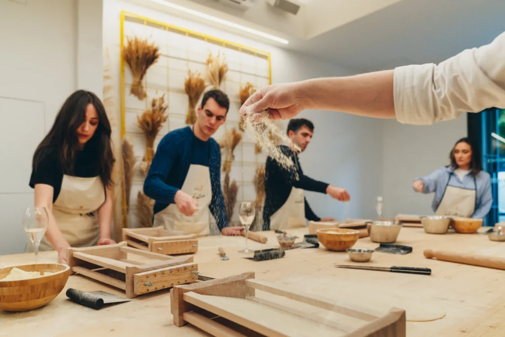 persone trowing some flour on the table