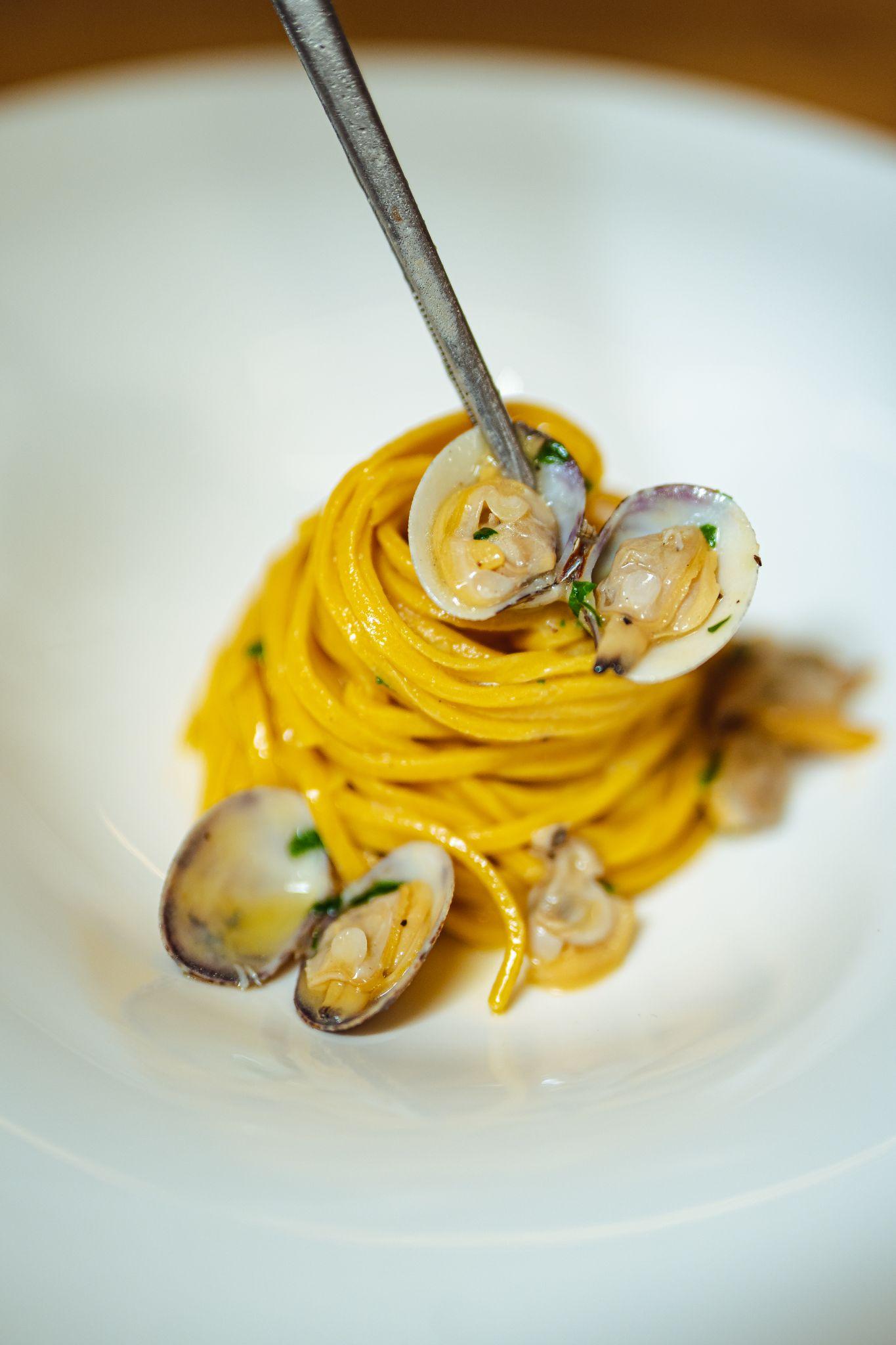 Spaghetti alle vongole with fresh clams and parsley